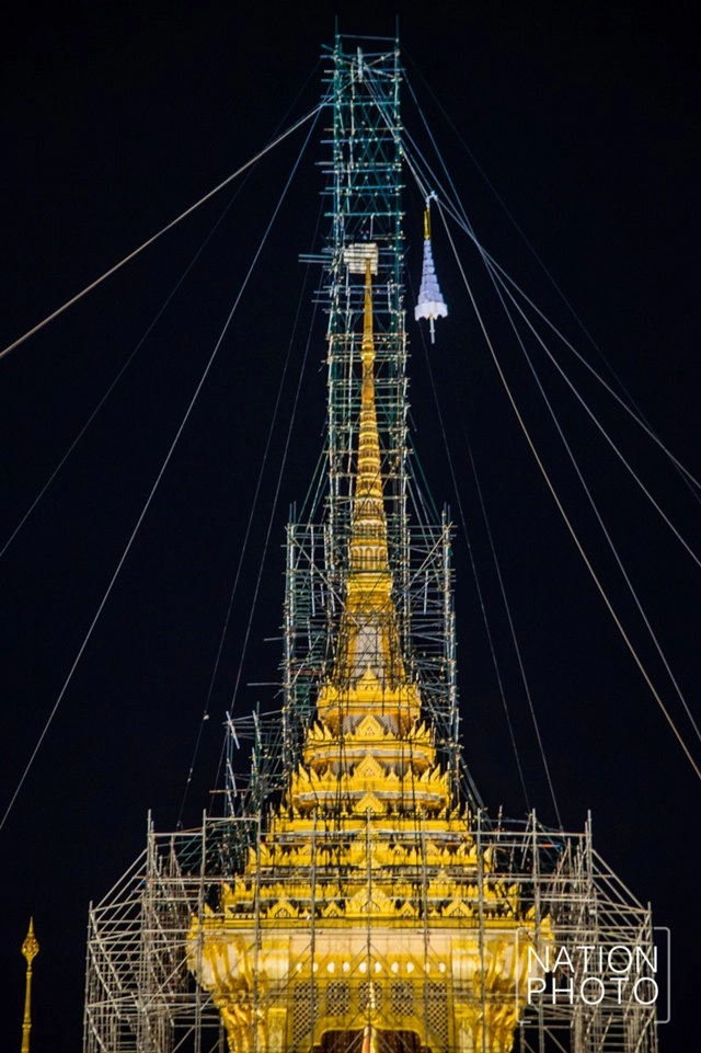 (คลิป-ภาพชุด) ซ้อมยกพระนพปฎลมหาเศวตฉัตรยอดพระเมรุมาศเสมือนจริง