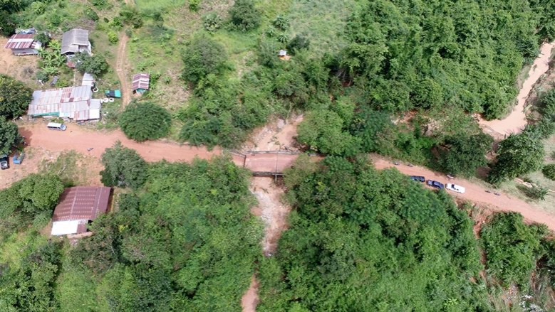 น้ำป่าซัดสะพานพัง ชาวร่มเกล้า กว่า 80 คลังคาเรือน ถูกตัดขาดจากโลกภายนอก