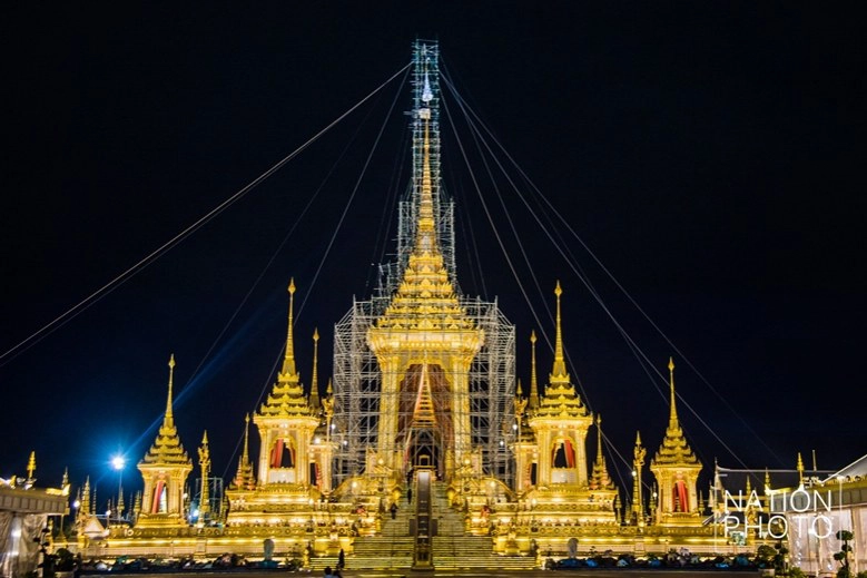 (คลิป-ภาพชุด) ซ้อมยกพระนพปฎลมหาเศวตฉัตรยอดพระเมรุมาศเสมือนจริง