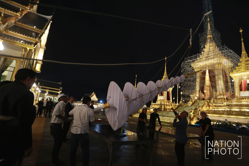 (คลิป-ภาพชุด) ซ้อมยกพระนพปฎลมหาเศวตฉัตรยอดพระเมรุมาศเสมือนจริง