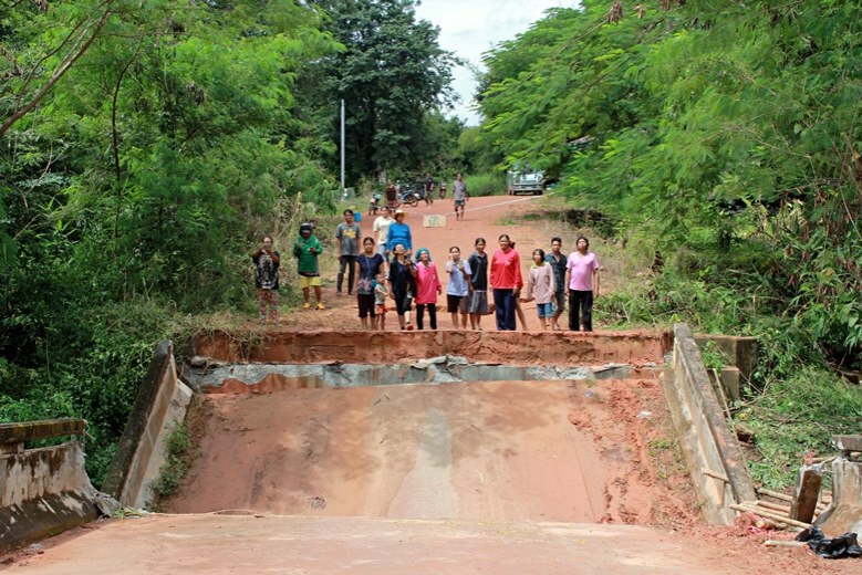 น้ำป่าซัดสะพานพัง ชาวร่มเกล้า กว่า 80 คลังคาเรือน ถูกตัดขาดจากโลกภายนอก
