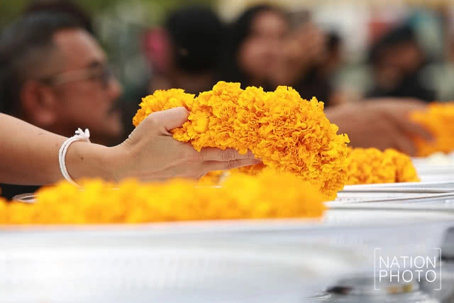 (ภาพชุด) ปชช.ทั่วสารทิศเดินทางมาถวายดอกไม้สักการะในหลวงร.9