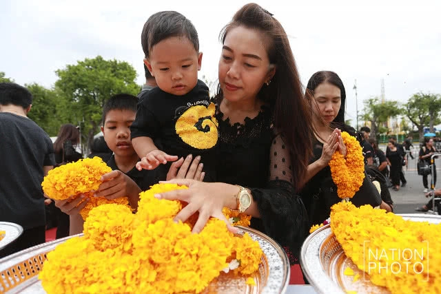 (ภาพชุด) ปชช.ทั่วสารทิศเดินทางมาถวายดอกไม้สักการะในหลวงร.9