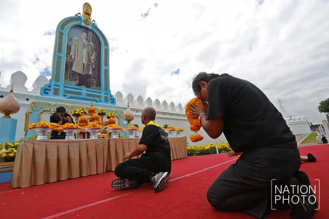 (ภาพชุด) ปชช.ทั่วสารทิศเดินทางมาถวายดอกไม้สักการะในหลวงร.9