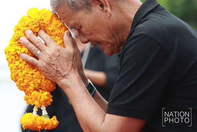 (ภาพชุด) ปชช.ทั่วสารทิศเดินทางมาถวายดอกไม้สักการะในหลวงร.9