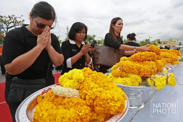 (ภาพชุด) ปชช.ทั่วสารทิศเดินทางมาถวายดอกไม้สักการะในหลวงร.9