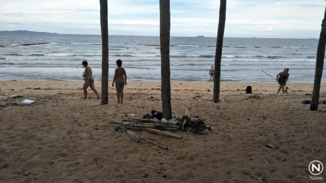 นักท่องเที่ยวต่างชาติ เก็บขยะตามแนวชายหาดจอมเทียน