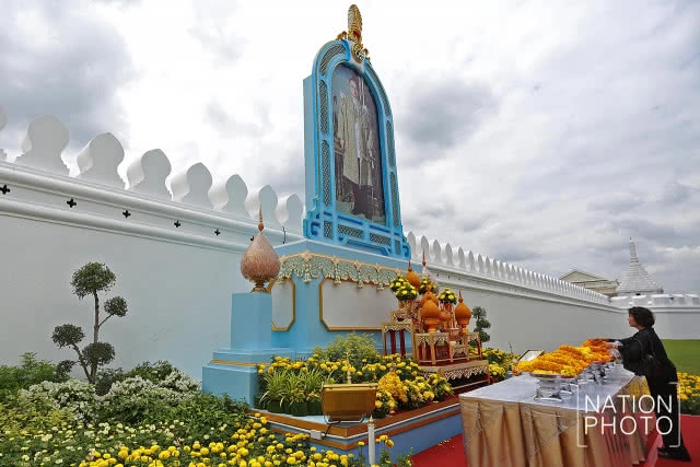 (ภาพชุด) ปชช.ทั่วสารทิศเดินทางมาถวายดอกไม้สักการะในหลวงร.9