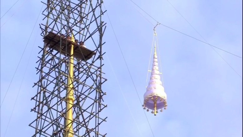 สมเด็จพระเจ้าอยู่หัว ทรงยกนพปฏลมหาเศวตฉัตรพระเมรุมาศ