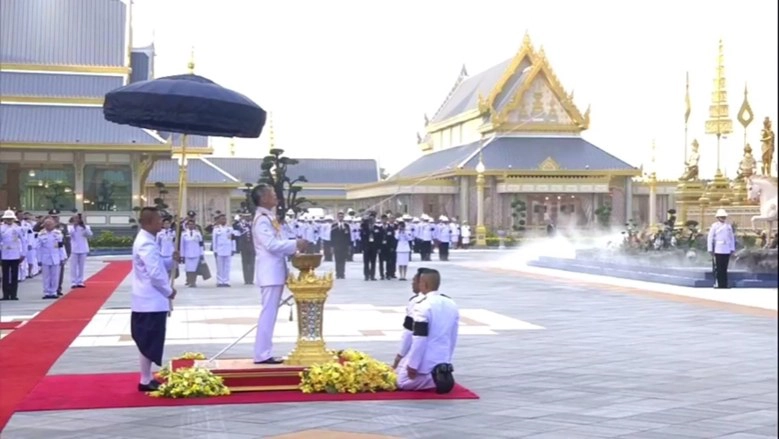 สมเด็จพระเจ้าอยู่หัว ทรงยกนพปฏลมหาเศวตฉัตรพระเมรุมาศ