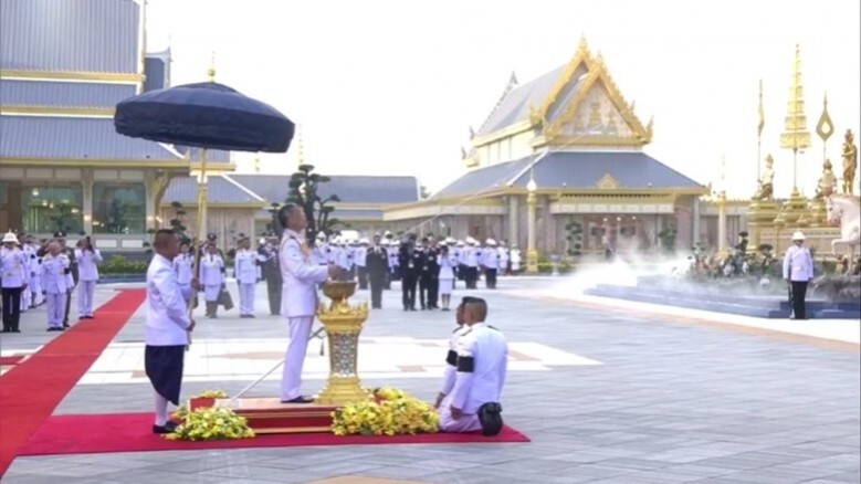 สมเด็จพระเจ้าอยู่หัว ทรงยกนพปฏลมหาเศวตฉัตรพระเมรุมาศ สมเด็จพระเจ้าอยู่หัว ทรงยกนพปฏลมหาเศวตฉัตรพระเมรุมาศ