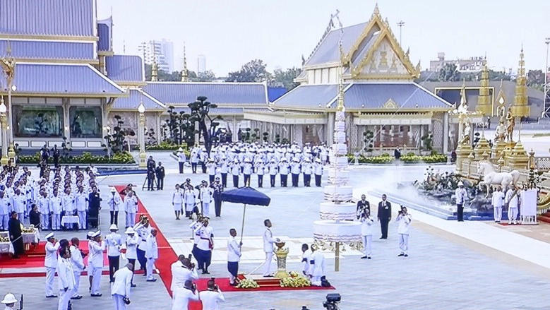 สมเด็จพระเจ้าอยู่หัว ทรงยกนพปฏลมหาเศวตฉัตรพระเมรุมาศ