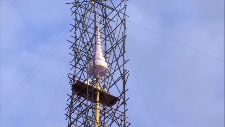 สมเด็จพระเจ้าอยู่หัว ทรงยกนพปฏลมหาเศวตฉัตรพระเมรุมาศ