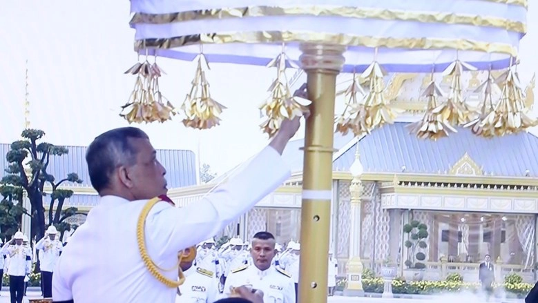 สมเด็จพระเจ้าอยู่หัว ทรงยกนพปฏลมหาเศวตฉัตรพระเมรุมาศ