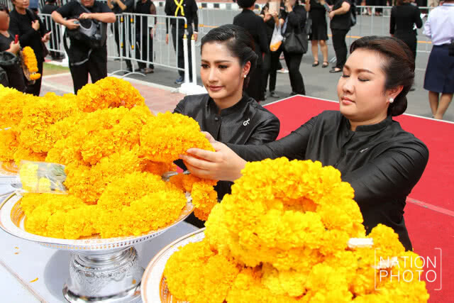 "ลูกปัด" ตัวแทนประกวดมิสอินเตอร์ฯ 2017 เข้าถวายพวงมาลัยดอกไม้สดหน้าซุ้มพระบรมฉายาลักษณ์