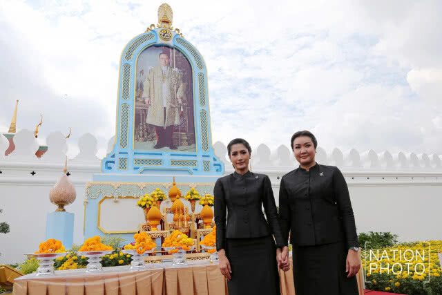 "ลูกปัด" ตัวแทนประกวดมิสอินเตอร์ฯ 2017 เข้าถวายพวงมาลัยดอกไม้สดหน้าซุ้มพระบรมฉายาลักษณ์