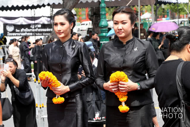 "ลูกปัด" ตัวแทนประกวดมิสอินเตอร์ฯ 2017 เข้าถวายพวงมาลัยดอกไม้สดหน้าซุ้มพระบรมฉายาลักษณ์