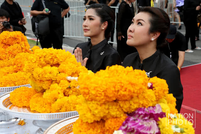 "ลูกปัด" ตัวแทนประกวดมิสอินเตอร์ฯ 2017 เข้าถวายพวงมาลัยดอกไม้สดหน้าซุ้มพระบรมฉายาลักษณ์