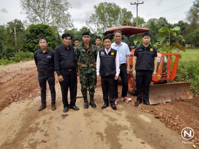นายอำเภอพบพระ สั่งแก้ปัญหาถ.โลกพระจันทร์ หลังชาวบ้านปลูกกล้วยกลางถนน