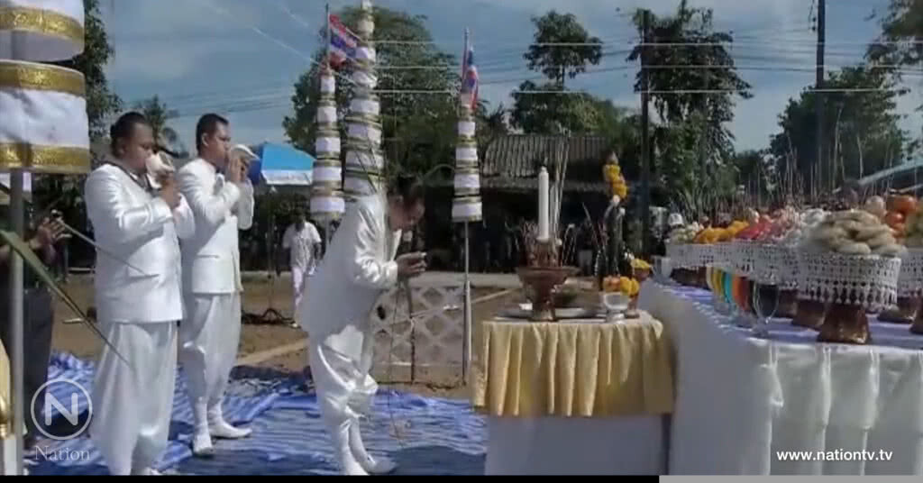ทำพิธีอัญเชิญ "ต้นข้าว" ไปที่พระเมรุมาศจำลอง ทำพิธีอัญเชิญ "ต้นข้าว" ไปที่พระเมรุมาศจำลอง