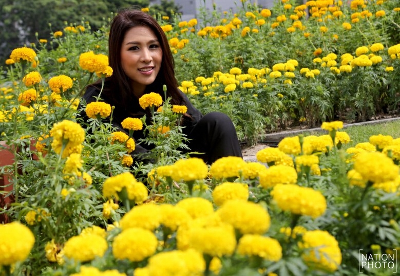 ‘นนท์-เอม-โบ๊ท’ ร่วมใจปลูกดาวเรือง