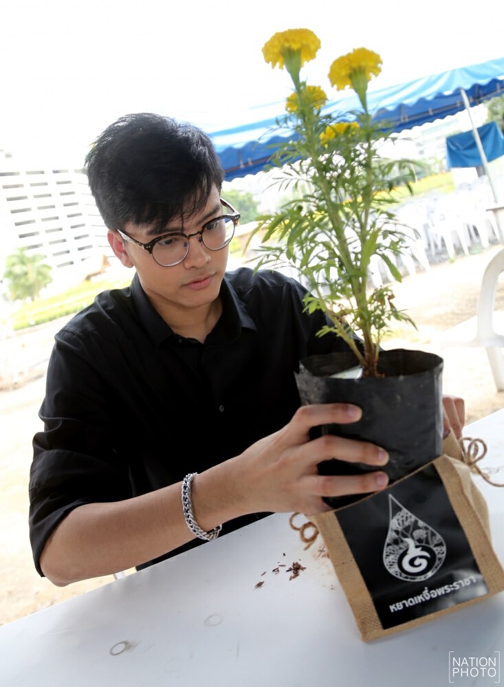 ‘นนท์-เอม-โบ๊ท’ ร่วมใจปลูกดาวเรือง