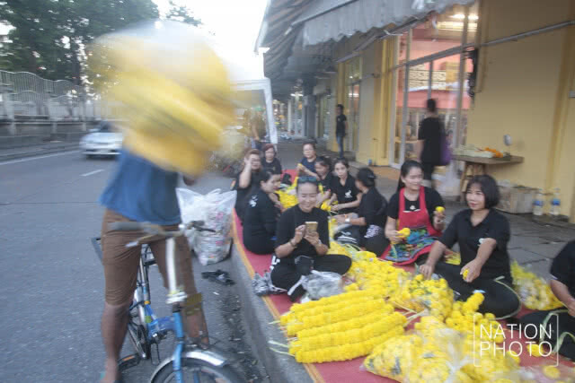 .ชาวปากคลองร่วมจัดอุโมงค์ดอกไม้ในกิจกรรมดอกไม้เพื่อพ่อ