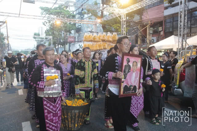 .ชาวปากคลองร่วมจัดอุโมงค์ดอกไม้ในกิจกรรมดอกไม้เพื่อพ่อ
