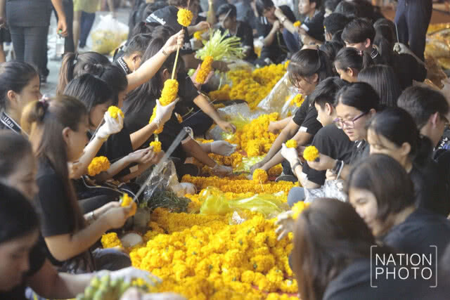 .ชาวปากคลองร่วมจัดอุโมงค์ดอกไม้ในกิจกรรมดอกไม้เพื่อพ่อ