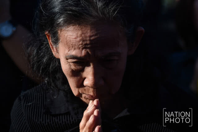 ปชช.ร่วมใจถวายพวงมาลัยดอกไม้สด น้อมรำลึกในพระมหากรุณาธิคุณ ร.9