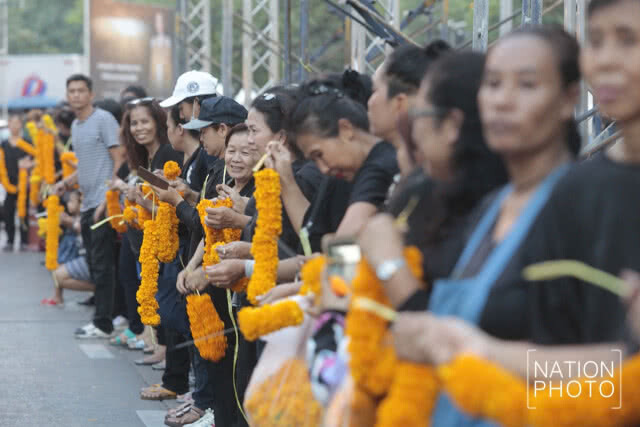 .ชาวปากคลองร่วมจัดอุโมงค์ดอกไม้ในกิจกรรมดอกไม้เพื่อพ่อ