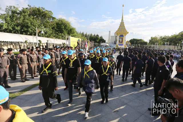 ปล่อยแถวเจ้าหน้าที่จิตอาสาดูแลความเรียบร้อยช่วงพระราชพิธีพระบรมศพ รัชกาลที่ 9