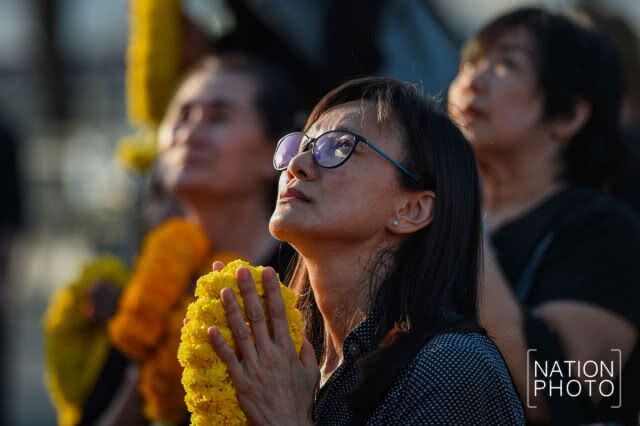 ปชช.ร่วมใจถวายพวงมาลัยดอกไม้สด น้อมรำลึกในพระมหากรุณาธิคุณ ร.9