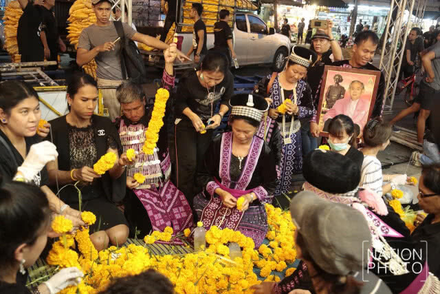.ชาวปากคลองร่วมจัดอุโมงค์ดอกไม้ในกิจกรรมดอกไม้เพื่อพ่อ