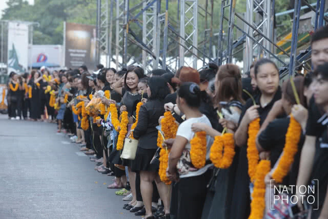 .ชาวปากคลองร่วมจัดอุโมงค์ดอกไม้ในกิจกรรมดอกไม้เพื่อพ่อ