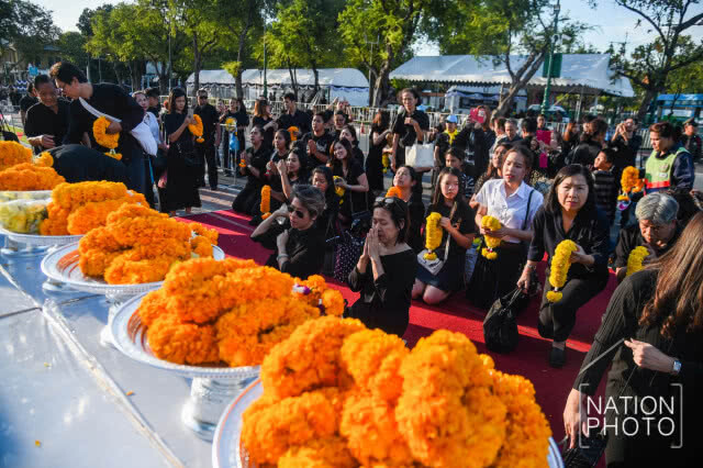 ปชช.ร่วมใจถวายพวงมาลัยดอกไม้สด น้อมรำลึกในพระมหากรุณาธิคุณ ร.9