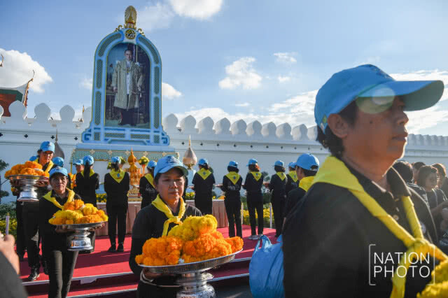 ปชช.ร่วมใจถวายพวงมาลัยดอกไม้สด น้อมรำลึกในพระมหากรุณาธิคุณ ร.9
