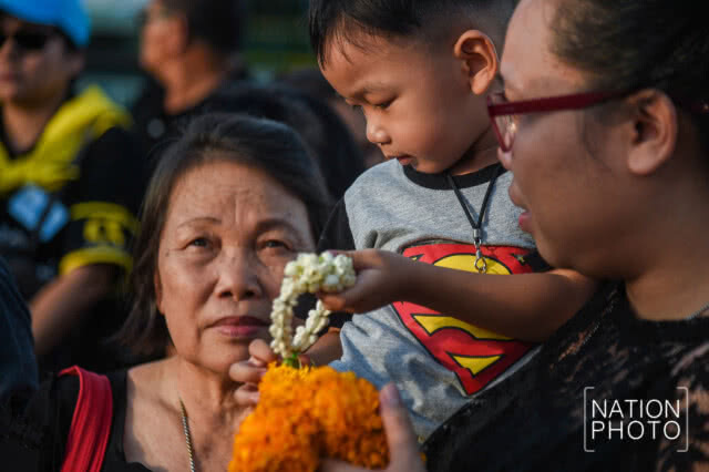 ปชช.ร่วมใจถวายพวงมาลัยดอกไม้สด น้อมรำลึกในพระมหากรุณาธิคุณ ร.9
