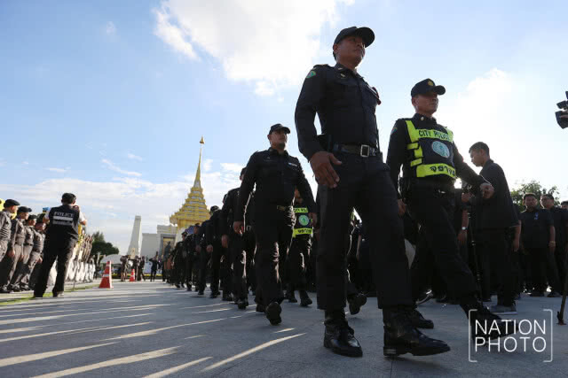ปล่อยแถวเจ้าหน้าที่จิตอาสาดูแลความเรียบร้อยช่วงพระราชพิธีพระบรมศพ รัชกาลที่ 9