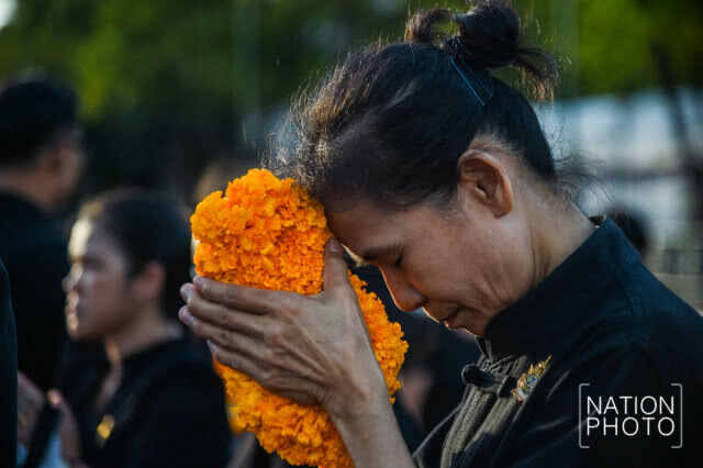 ปชช.ร่วมใจถวายพวงมาลัยดอกไม้สด น้อมรำลึกในพระมหากรุณาธิคุณ ร.9
