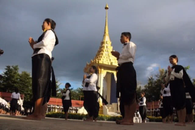 ชาวขอนแก่นร่วมใจ
ซ้อมการแสดง
หน้าพระเมรุมาศจำลอง