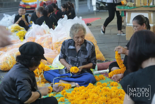 .ชาวปากคลองร่วมจัดอุโมงค์ดอกไม้ในกิจกรรมดอกไม้เพื่อพ่อ