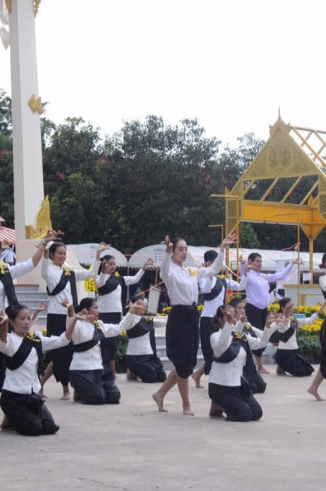 ชาวขอนแก่นร่วมใจ
ซ้อมการแสดง
หน้าพระเมรุมาศจำลอง