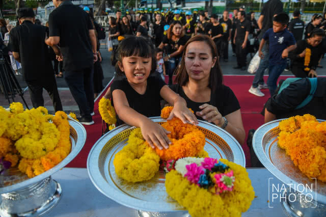 ปชช.ร่วมใจถวายพวงมาลัยดอกไม้สด น้อมรำลึกในพระมหากรุณาธิคุณ ร.9