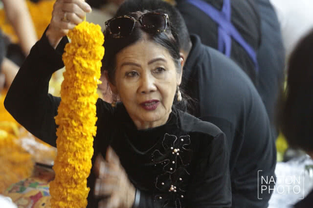 .ชาวปากคลองร่วมจัดอุโมงค์ดอกไม้ในกิจกรรมดอกไม้เพื่อพ่อ
