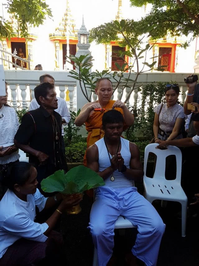 "บัวขาว" บวชถวายเป็นพระราชกุศล แด่ในหลวง ร.๙