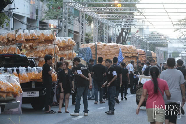 .ชาวปากคลองร่วมจัดอุโมงค์ดอกไม้ในกิจกรรมดอกไม้เพื่อพ่อ