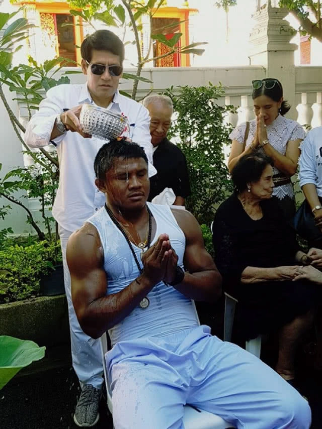 "บัวขาว" บวชถวายเป็นพระราชกุศล แด่ในหลวง ร.๙