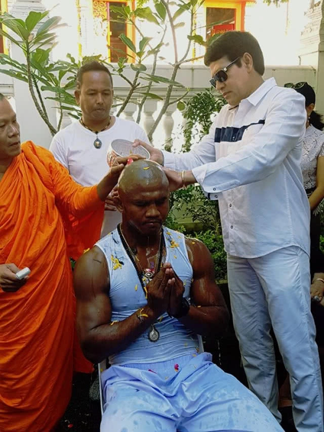 "บัวขาว" บวชถวายเป็นพระราชกุศล แด่ในหลวง ร.๙