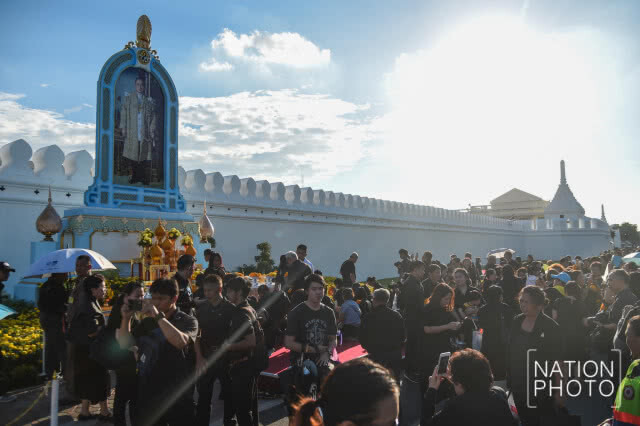 ปชช.ร่วมใจถวายพวงมาลัยดอกไม้สด น้อมรำลึกในพระมหากรุณาธิคุณ ร.9